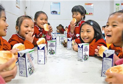 ��12��13�������Ϝ�Դ�h����С�W(xu��)�ĺ��ӂ����ڳԠI(y��ng)�B(y��ng)�������(d��ng)�յ������һ�K�����һ�м�ţ�̡�