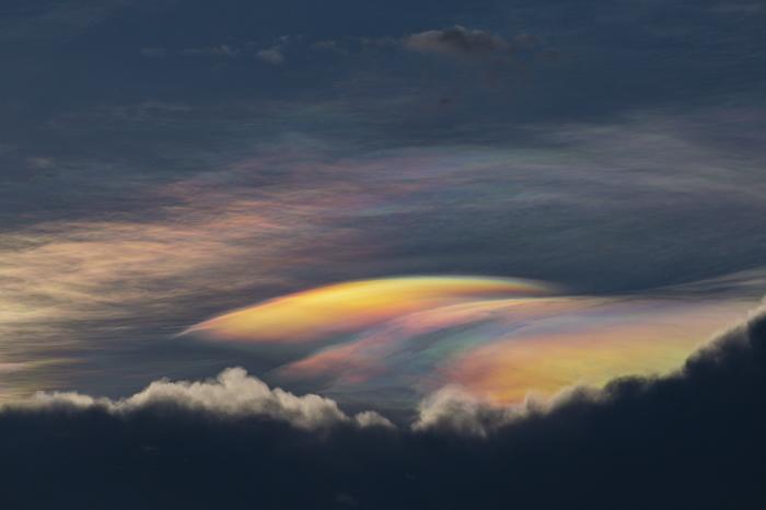 ?？诂F(xiàn)“七彩云”景象