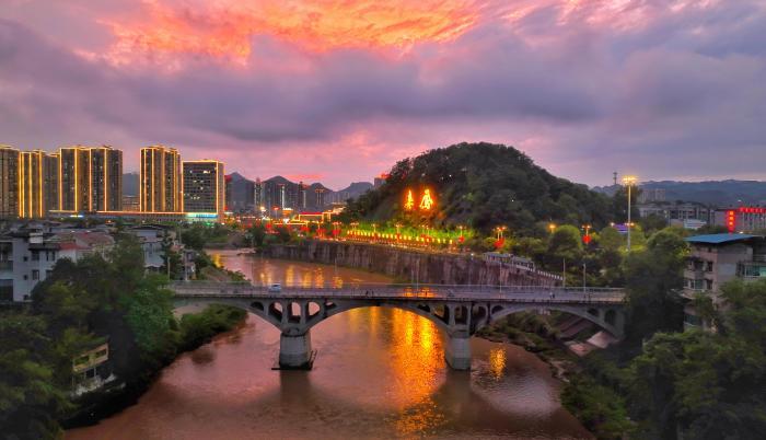 湖北來鳳出現(xiàn)“晚霞云?！本坝^