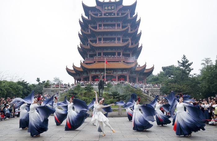 賞景、逛展、看表演 民眾樂享假期