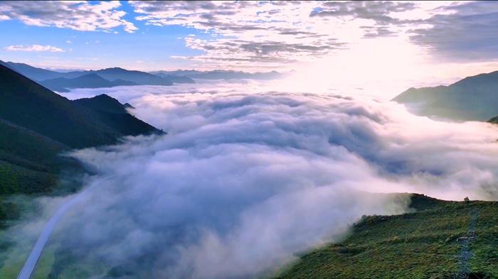 航拍青?；ブ鄙剑涸旗F繚繞 宛若仙境