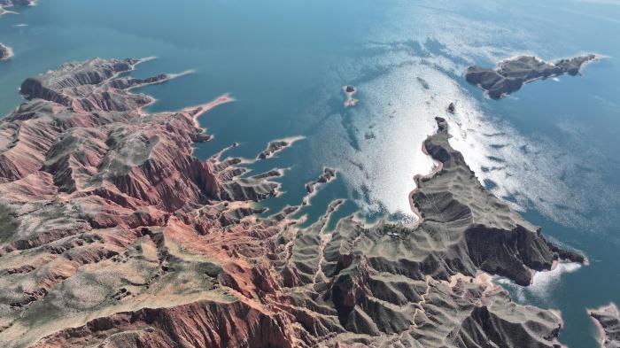 丹山、碧水交融 青海黃河岸畔波光瀲滟