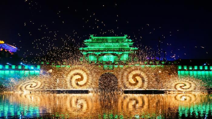 河南開封：非遺火壺、打鐵花同臺(tái)“綻放”