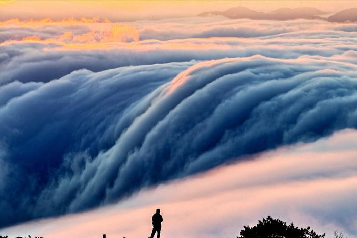 江西吉安：云?！傲魈省柄棻P山山脊間