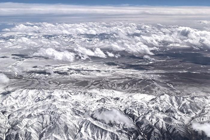 祁連山脈覆蓋皚皚白雪 宛如巨龍橫臥大地