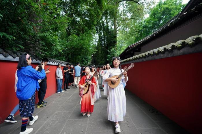 小朋友杜甫草堂博物館里過(guò)“六一”