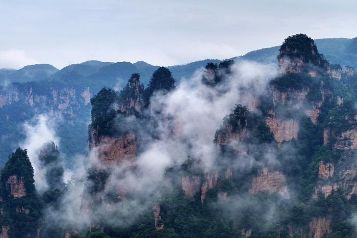 湖南張家界十里畫廊云霧繚繞 繪就詩意山水畫