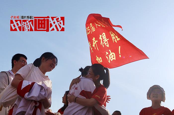 高考啟幕 這些瞬間充滿愛(ài)與期許