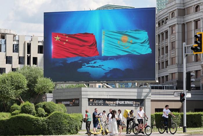 阿斯塔納街頭 中哈兩國國旗飄揚(yáng)