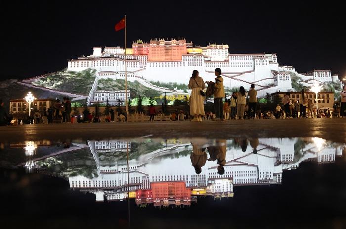 拉薩布達(dá)拉宮廣場美麗夜色引游人