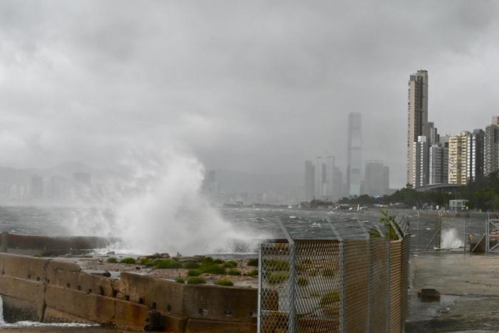 臺(tái)風(fēng)“韋帕”吹襲香港 堅(jiān)尼地城海旁巨浪拍岸