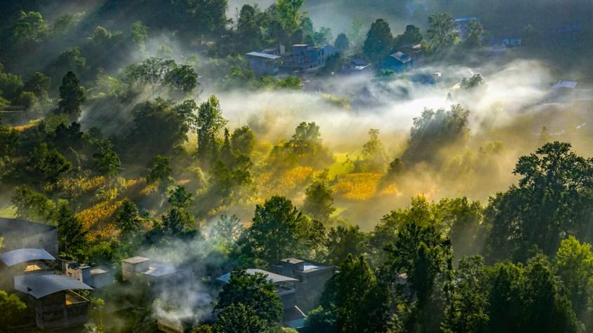 重慶酉陽(yáng)日出鄉(xiāng)村縹緲如畫(huà)