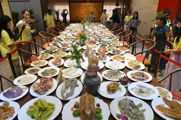 外國(guó)大學(xué)生“品嘗”石制“滿(mǎn)漢全席”