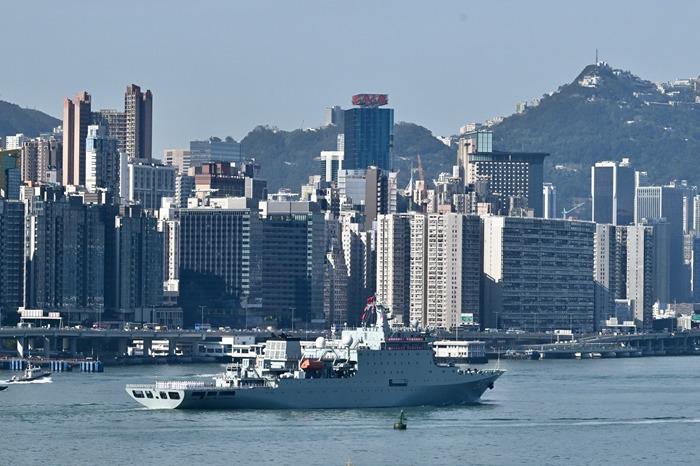 海軍戚繼光艦、沂蒙山艦抵達香港