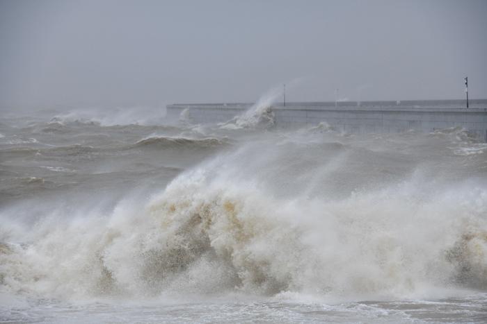 強(qiáng)臺風(fēng)逼近 ?？诟浇Ｓ蛳凭蘩?>
     <p>強(qiáng)臺風(fēng)逼近 海口附近海域掀巨浪</p>
</a><a href=