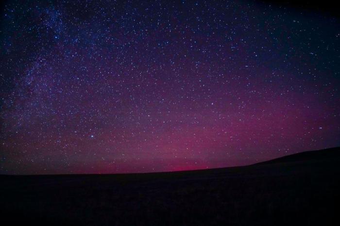 極光、銀河、流星共舞草原夜空	
