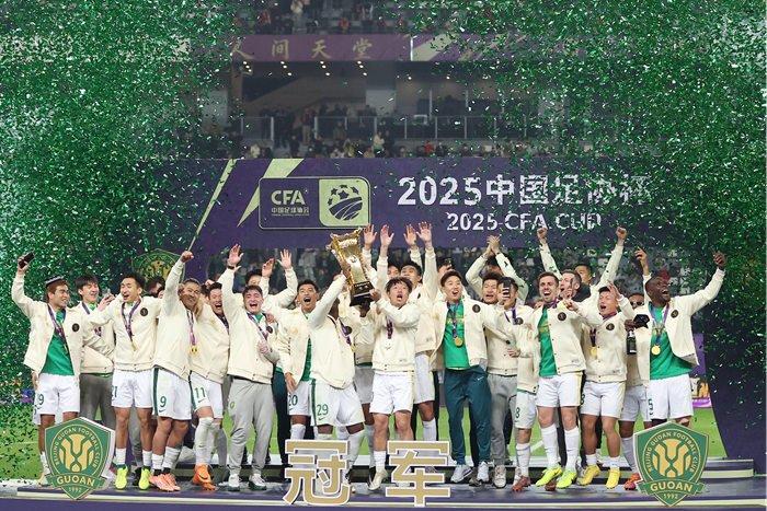 北京國(guó)安隊(duì)奪得中國(guó)足協(xié)杯冠軍