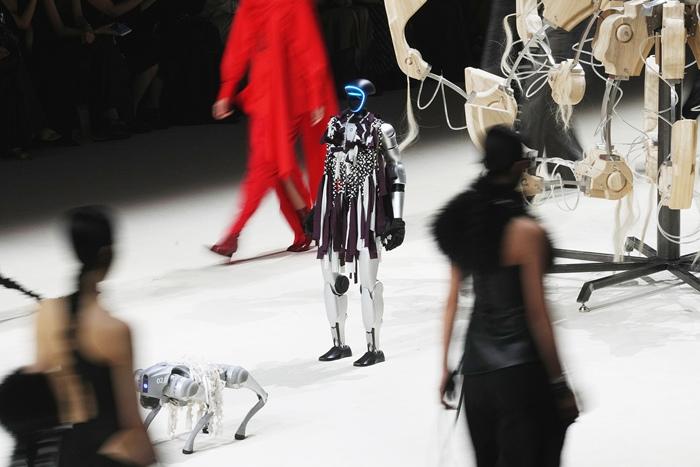 2025 | 人形機(jī)器人全面“出圈”：在秀、在跑、在思考