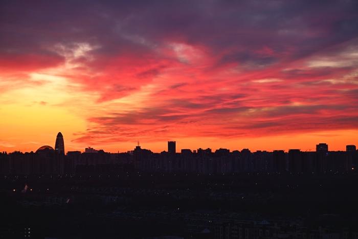 北京清晨迎來絢麗朝霞
