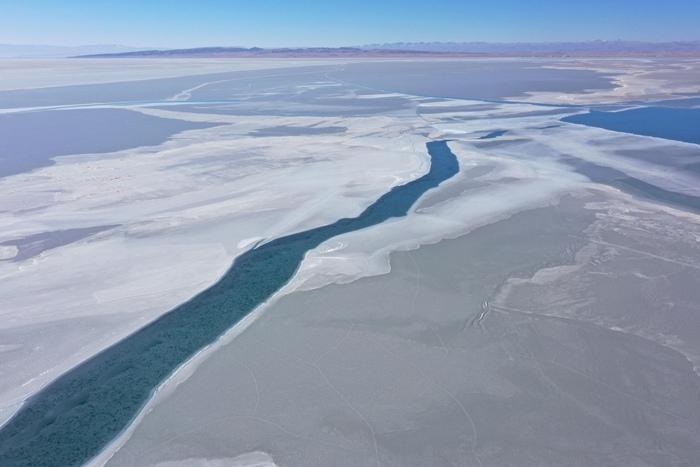 冰封青海湖顯高原冬韻