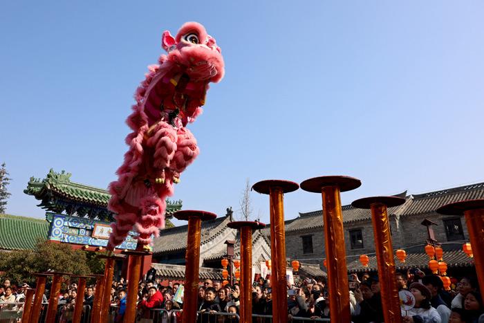 各地多彩文化活動(dòng)鬧新春