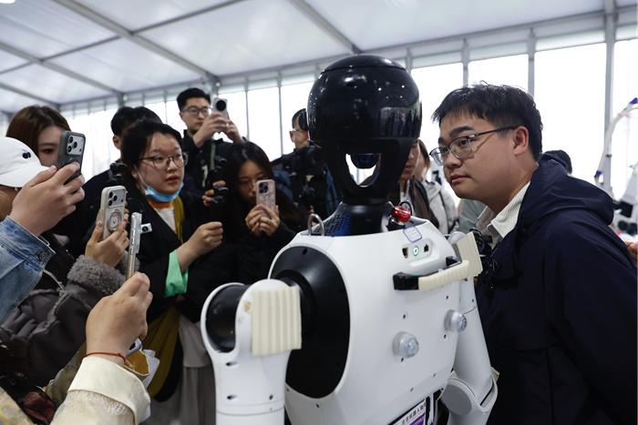 探營(yíng)人形機(jī)器人半程馬拉松