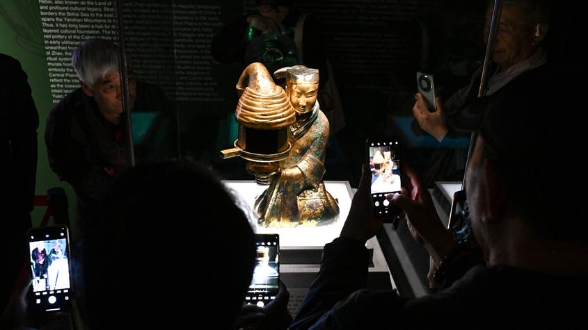 西漢長(zhǎng)信宮燈短暫“出差”北京吸引市民圍觀