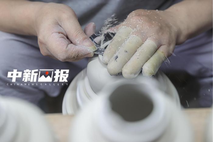 探訪江西景德鎮(zhèn)玲瓏瓷制作技藝 鏤孔承古融新聲