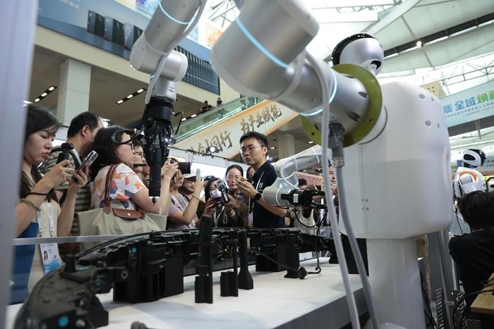 探館2026世界人工智能大會(huì)：人形機(jī)器人“大顯身手”
