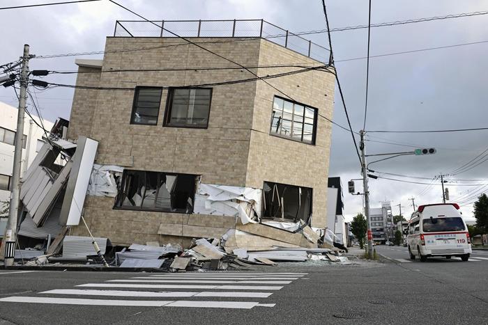 直擊日本熊本震后景象 道路損毀建筑物倒塌