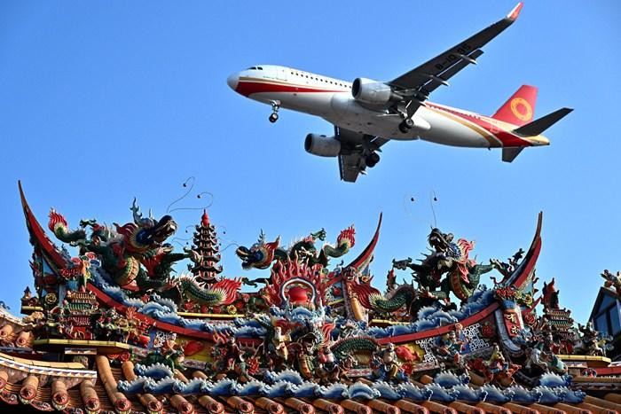 廈門：時(shí)空交錯(cuò) 飛機(jī)與古厝同框引游人