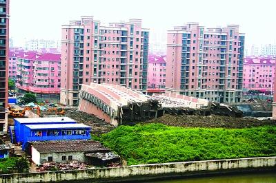 �����ĘǷ�λ�ں�߅���ײ��۔��ˮ������¶������