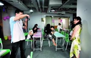 ǧ�f�������H�Ɍ�����1500����Ů�Ԉ���(�M�D)