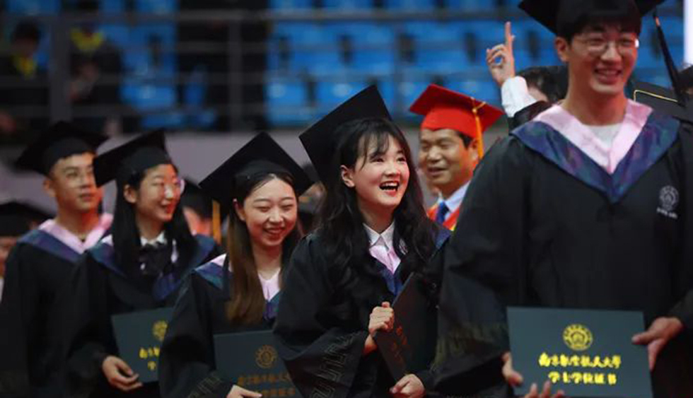 不想生不敢老？中國(guó)尋解“成長(zhǎng)中的煩惱”