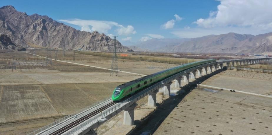 中國速度，讓奇跡不斷發(fā)生<p>有一種速度叫中國速度，有一種效率是中國效率。這十年，中國速度一次次驚艷世界。<p>