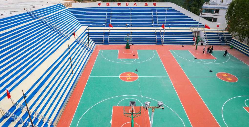 探訪“天下苗族第一縣”：“村BA”爆火背后是民族的交往交流交融<p>貴州省黔東南苗族侗族自治州臺江縣民族村寨臺盤村，對于籃球的熱愛是刻在骨子里的。見到村里高齡籃球愛好者陸大江時，他正打算前往“村BA”網(wǎng)紅籃球場了解改擴建后的最新進展，“我家里還有球衣和籃球，新球場弄好后要約上老伙計們?nèi)ヒ徽癸L(fēng)采?！?p>