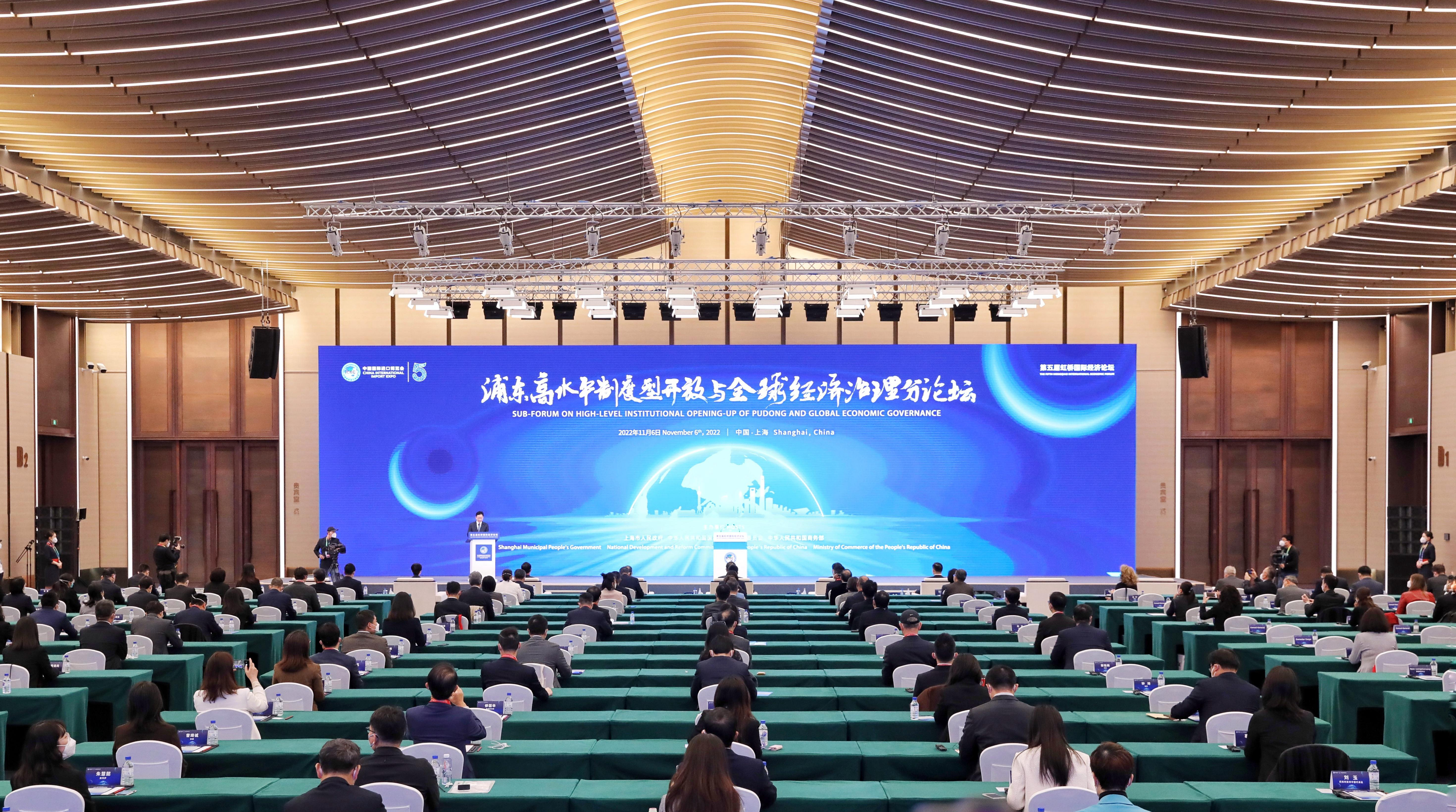 <h2>全球市場主體“解碼”浦東引力</h2><p>作為中國改革開放的一面旗幟，浦東始終挺立在對外開放的最前沿。對于全球的市場主體而言，浦東有著非同一般的引力。</p>