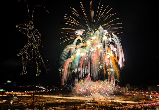 當(dāng)無(wú)人機(jī)遇上煙花 阿拉善夜空開(kāi)啟“夢(mèng)幻魔法”