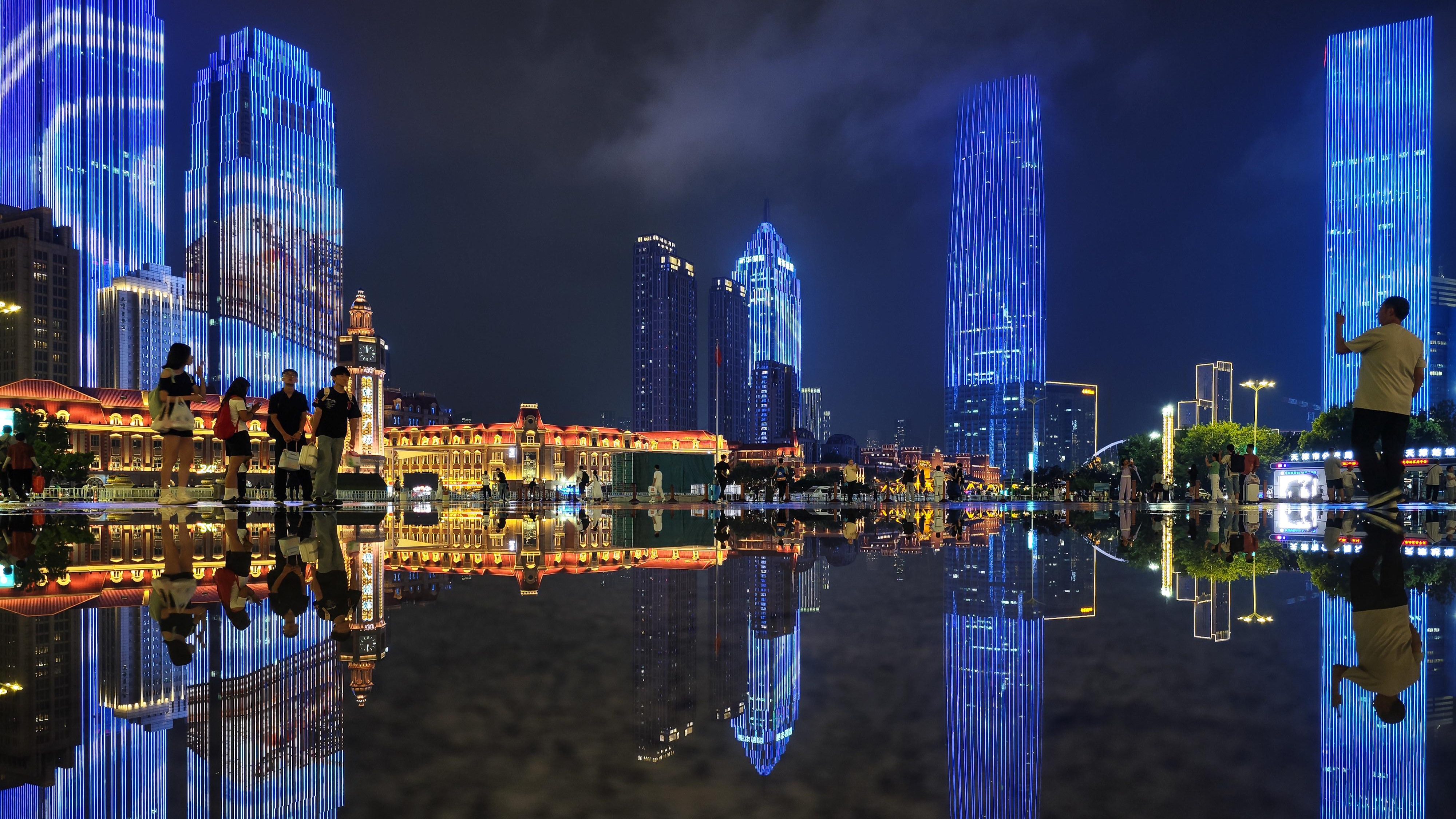 雨后天津海河主題燈光秀現(xiàn)“天空之鏡”