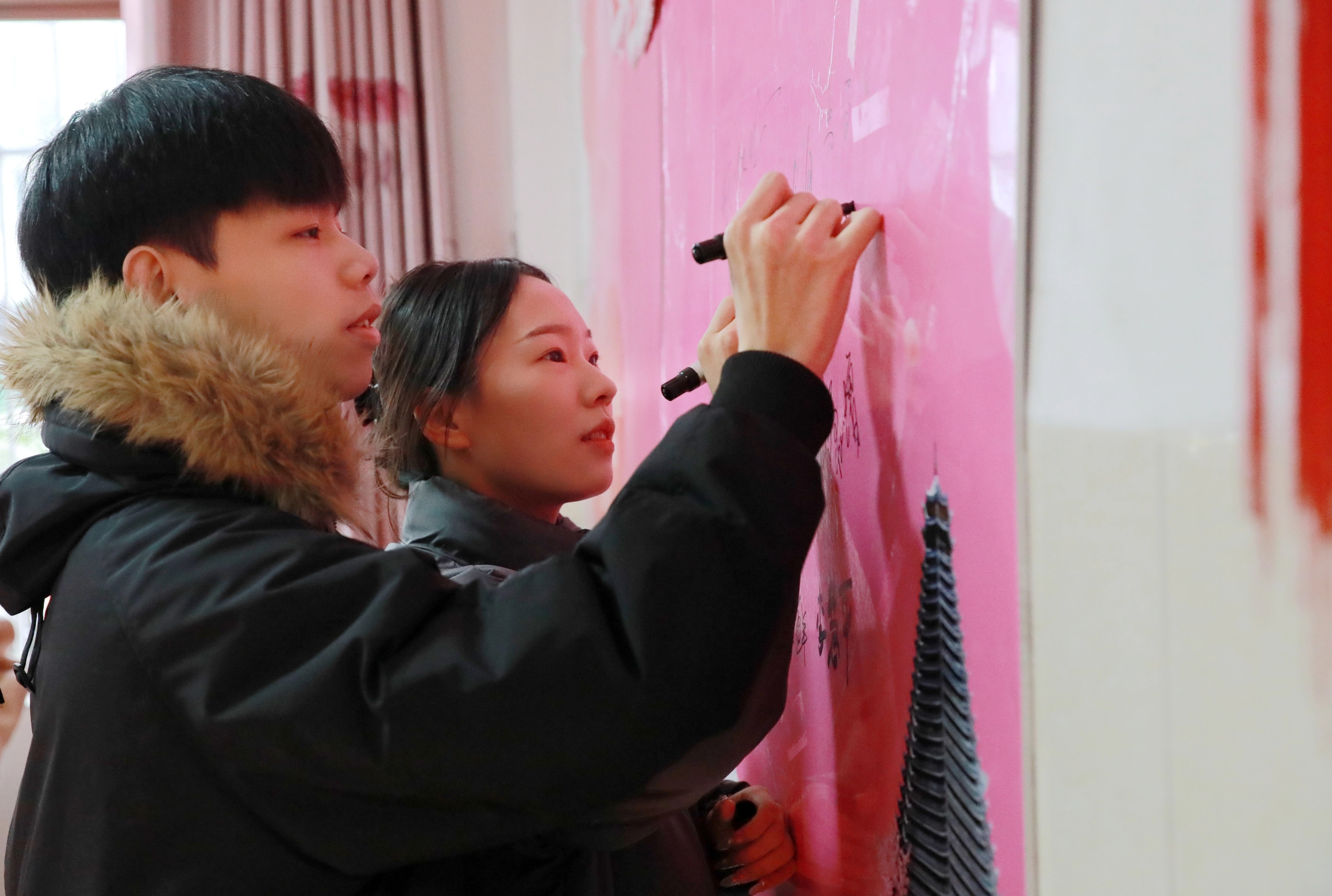 甜蜜浪漫情人節(jié) 廣西侗鄉(xiāng)迎來(lái)“領(lǐng)證熱”