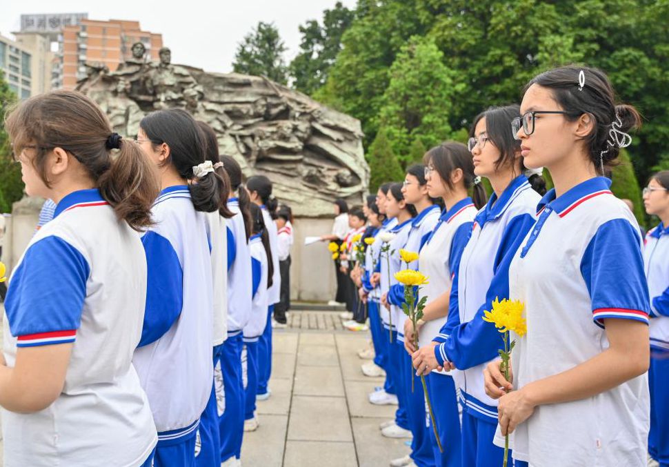 廣州舉行“英雄花開英雄城”清明紀念英烈活動