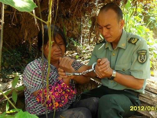 網(wǎng)曝軍人回家探親拍攝強拆被戴手銬強行逮捕(圖)