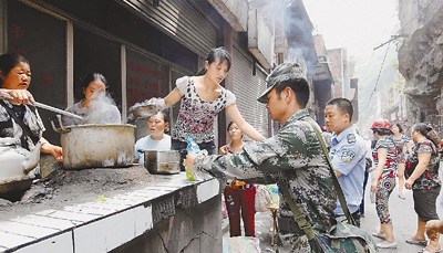 彝良抗震救災現(xiàn)場:志愿者已成“熟練工”(圖)