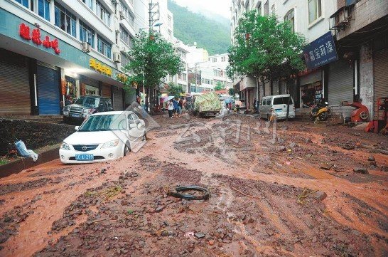 泥石流致彝良災(zāi)區(qū)安置點(diǎn)千余人午夜大轉(zhuǎn)移(圖)