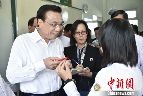 李克強(qiáng)向緬甸青少年講述青年時(shí)代經(jīng)歷