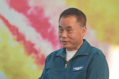 殲-15首飛前夜，他們?yōu)楹我?qǐng)?jiān)囷w員吃飯？