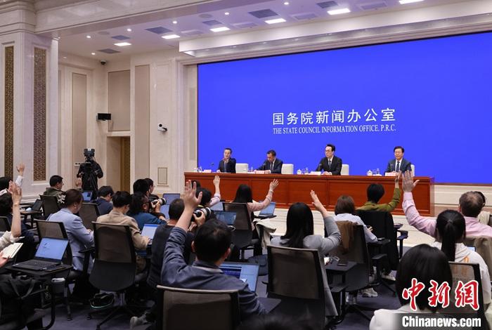 4月17日，中國國務(wù)院新聞辦公室在北京舉行新聞發(fā)布會(huì)，國家發(fā)展改革委副主任劉蘇社，副秘書長、國民經(jīng)濟(jì)綜合司司長袁達(dá)，政策研究室主任金賢東解讀宏觀經(jīng)濟(jì)形勢(shì)和政策，并答記者問。 <a target='_blank' href='/'>中新社</a>記者 楊可佳 攝