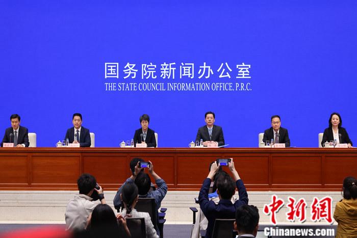 4月19日，中國(guó)國(guó)務(wù)院新聞辦公室在北京舉行新聞發(fā)布會(huì)，商務(wù)部副部長(zhǎng)郭婷婷、商務(wù)部綜合司司長(zhǎng)楊濤、市場(chǎng)運(yùn)行和消費(fèi)促進(jìn)司司長(zhǎng)徐興鋒、對(duì)外貿(mào)易司司長(zhǎng)李興乾、外國(guó)投資管理司負(fù)責(zé)人吉小楓介紹2024年一季度商務(wù)運(yùn)行及工作情況，并答記者問。 <a target='_blank' href='/'>中新社</a>記者 楊可佳 攝 