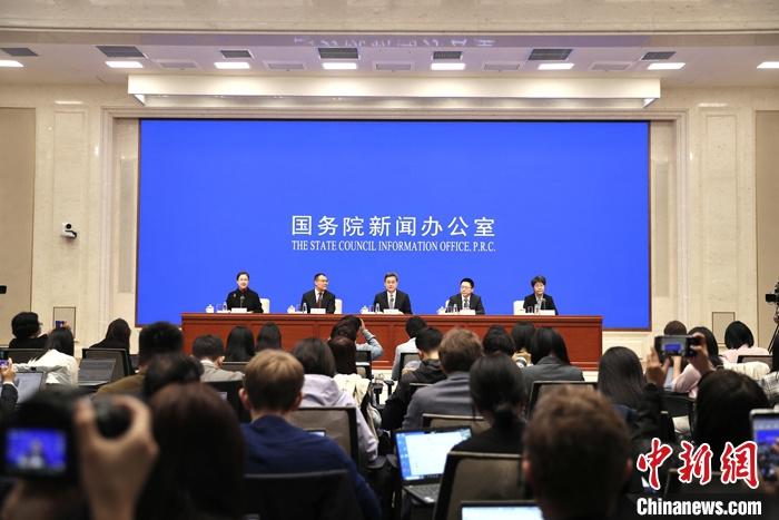 10月12日，中國國務(wù)院新聞辦公室在北京舉行新聞發(fā)布會，財政部部長藍佛安、財政部副部長廖岷、財政部副部長王東偉、財政部副部長郭婷婷介紹“加大財政政策逆周期調(diào)節(jié)力度、推動經(jīng)濟高質(zhì)量發(fā)展”有關(guān)情況，并答記者問。 <a target='_blank' href='/'>中新社</a>記者 王紫儒 攝
