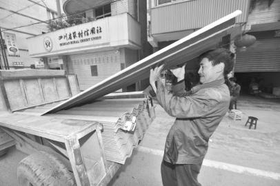 喧囂生機重回靈關(guān)鎮(zhèn)村民默哀過后積極開展自救